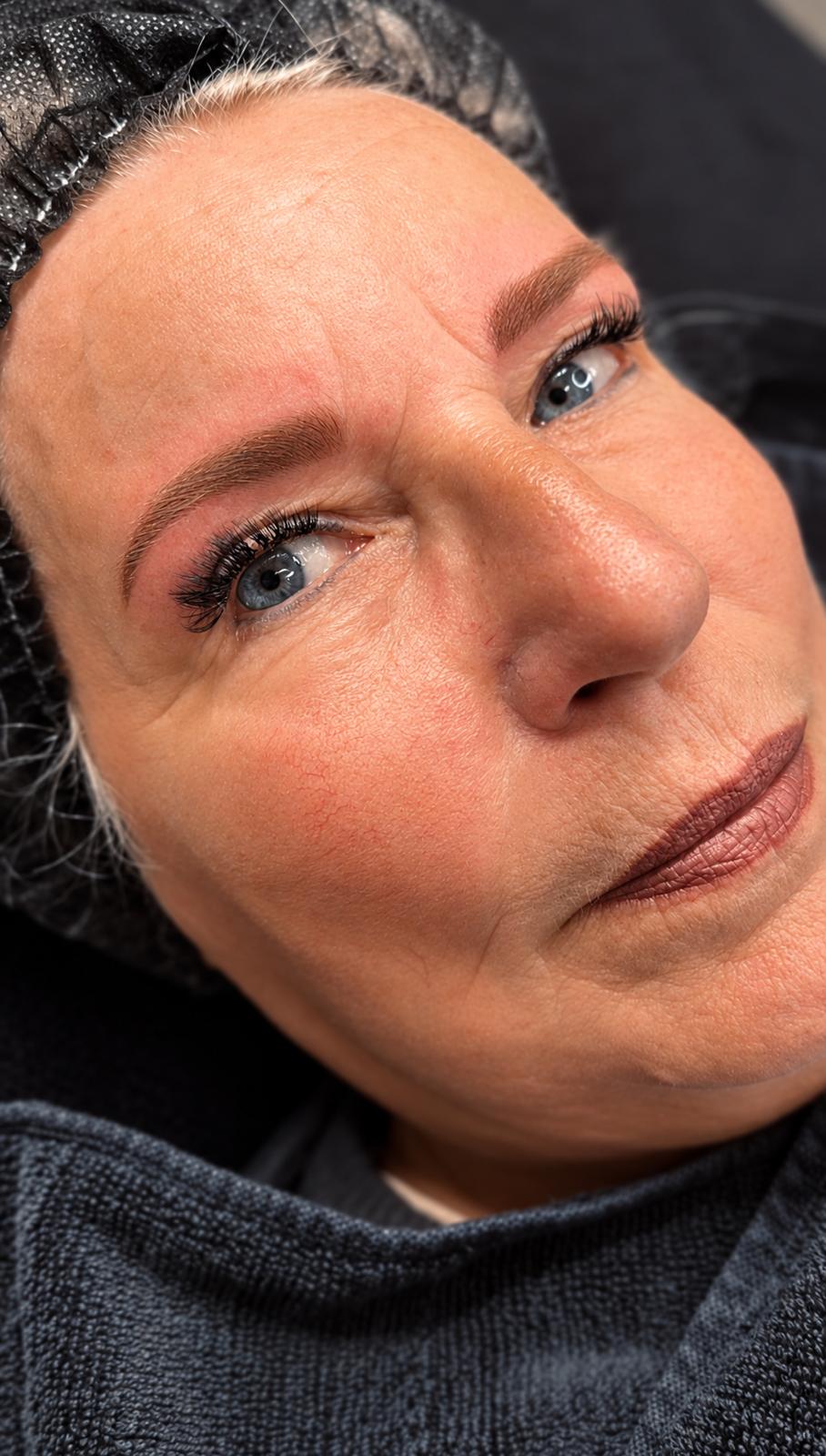 Nahaufnahme eines Gesichts mit Permanent Make-up